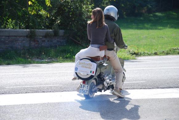 La lambretta fà colpo su una turista.JPG